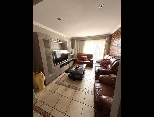 3 BEDROOM HOUSE FOR SALE IN CLOVERDENE